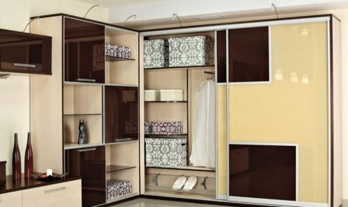 Зеркальный угловой шкаф купе в гостиную. Угловые шкафы-купе для разных комнат