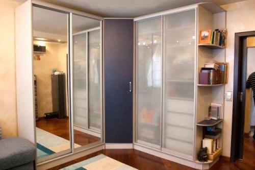 Угловой шкаф купе в гостиную. 40 идей углового шкафа-купе в гостиную 08