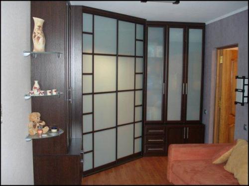 Угловой шкаф купе в гостиную. 40 идей углового шкафа-купе в гостиную 03