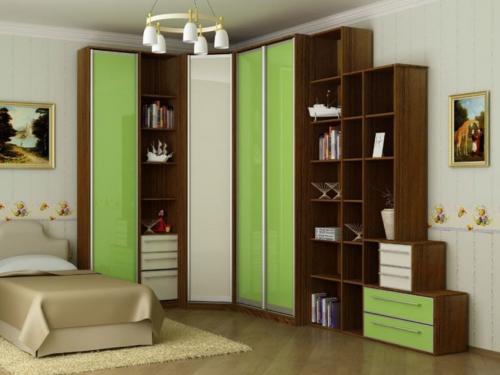 Зеркальный угловой шкаф купе в гостиную. Угловые шкафы-купе для разных комнат