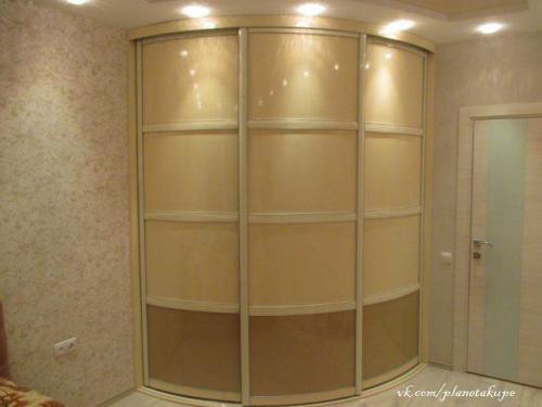 Угловой шкаф купе в гостиную. 40 идей углового шкафа-купе в гостиную 07