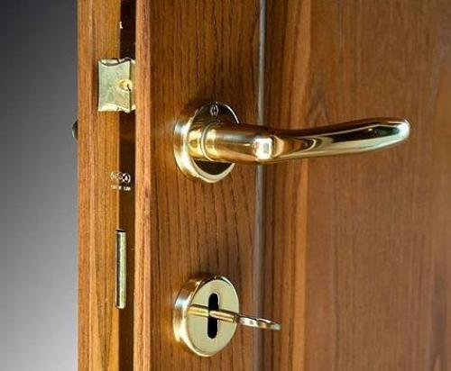 Как защитить двери от пыли и грязи во время ремонта 03