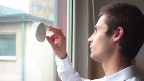 Sono шумоподавитель. Sono, a noise cancelation and isolation device that sticks on your window