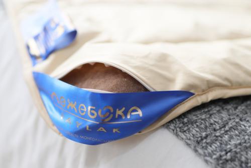 Можно ли использовать подушки или одеяла для защиты. Как влияет синтетическая ткань одеяла на огранизм человека