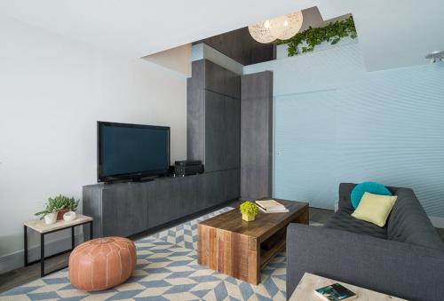 Угловая стенка для маленькой комнаты. Плюсы и минусы угловых стенок в интерьере гостиной