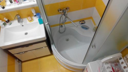 Совмещенный санузел в хрущевке с душевой кабиной. Скругленные с высоким поддоном