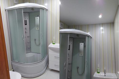 Совмещенный санузел в хрущевке с душевой кабиной. Скругленные с высоким поддоном