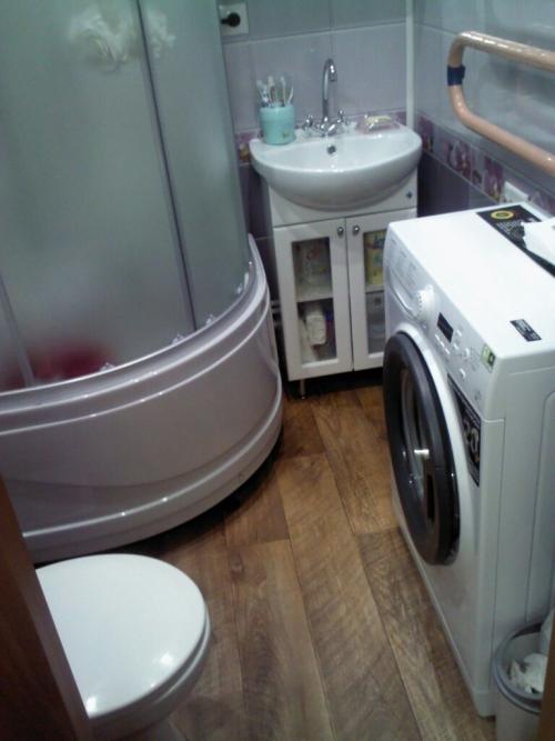 Совмещенный санузел в хрущевке с душевой кабиной. Скругленные с высоким поддоном