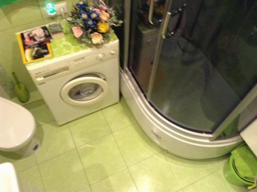 Дизайн ванной комнаты в хрущевке с душевой кабиной. Скругленные с высоким поддоном