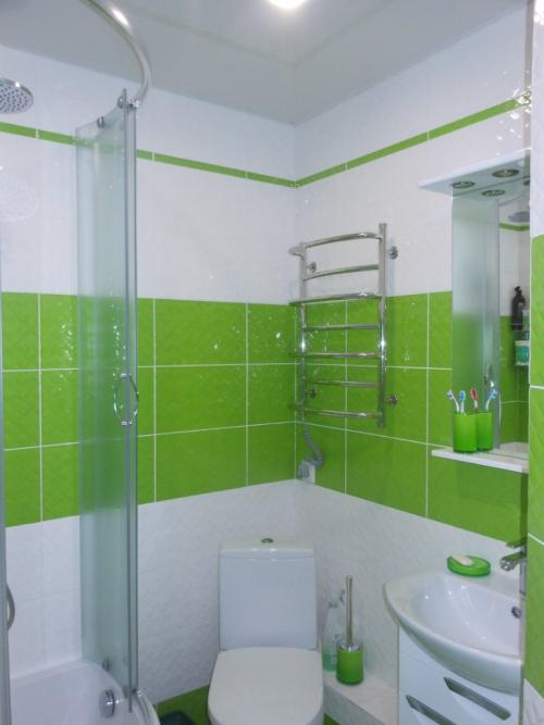 Совмещенный санузел в хрущевке с душевой кабиной. Скругленные с высоким поддоном