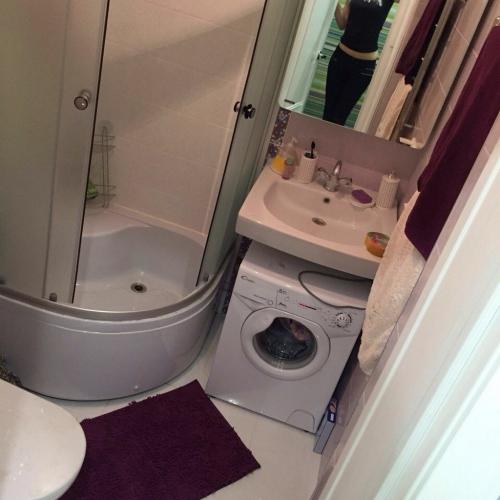 Совмещенный санузел в хрущевке с душевой кабиной. Скругленные с высоким поддоном