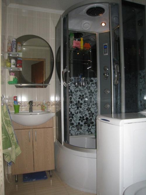 Хрущевке дизайн маленькой ванной комнаты с душевой кабиной и стиральной машиной. Скругленные с высоким поддоном