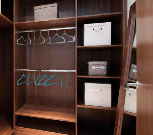 Гардеробная комната в квартире. Дизайн гардеробной 2022: ТОП-200 лучших идей планировки 07