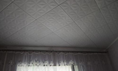 Наклейка потолочной плитки по диагонали. Чем отличается данный способ?