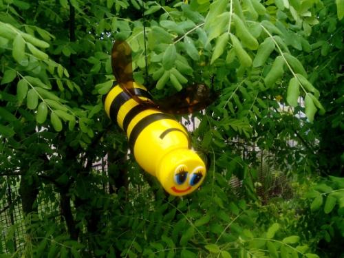 Как сделать пчелу из пластиковой бутылки. Пчёлка из пластиковой бутылки
