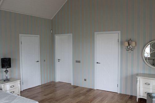 Светлые двери и темный пол. Идеи интерьеров, где темный пол и светлые двери