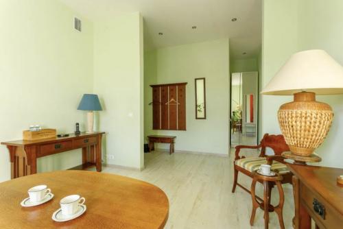 Как подобрать цвет пола, дверей и плинтусов. Част.  Как выбрать плинтусы для пола по цвету