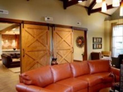 Как правильно подобрать цвет дверей и ламината. Как подбираются обои под ламинат? 15