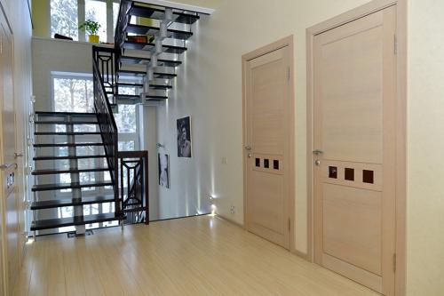 Как сочетать цвет входной двери и межкомнатных. Сочетание дверей в интерьере