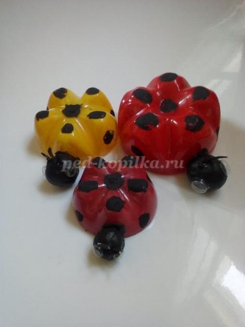 Весёлые пчёлки из пластиковых бутылок своими руками 24