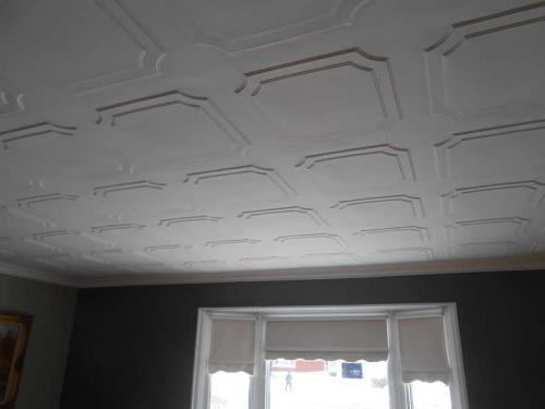 Откуда начинать клеить потолочную плитку. Как клеить потолочную плитку своими руками правильно на побелку, по диагонали или змейкой? Подробное руководство для начинающих