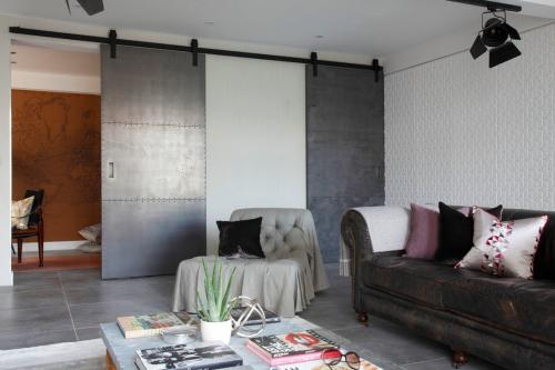 Белые двери в интерьере лофт. Какие двери лучше всего использовать приверженцам стиля лофт?