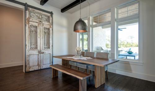 Белые двери в интерьере лофт. Какие двери лучше всего использовать приверженцам стиля лофт?