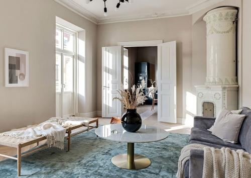 Белые двери в интерьере. Белые двери в разных стилях интерьера 23