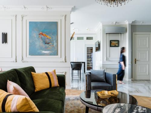 Белые двери в интерьере. Белые двери в разных стилях интерьера 25