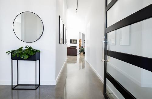 Белые двери коричневый пол. Подбор цвета пола в квартире