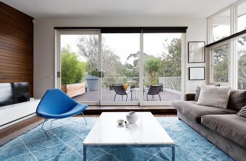 Белые двери коричневый пол. Подбор цвета пола в квартире