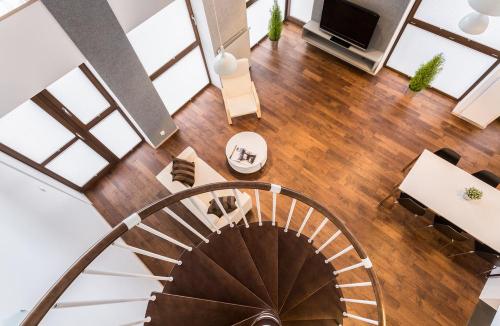 Белые двери коричневый пол. Подбор цвета пола в квартире