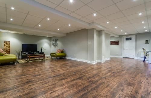 Белые двери коричневый пол. Подбор цвета пола в квартире