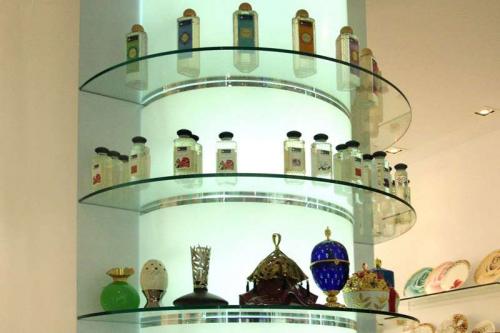 Полки на стену: идеи. Полки в интерьере гостиной