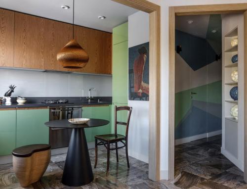 Кухня с антресолями до потолка. Когда уместно делать кухню с антресолями? 29