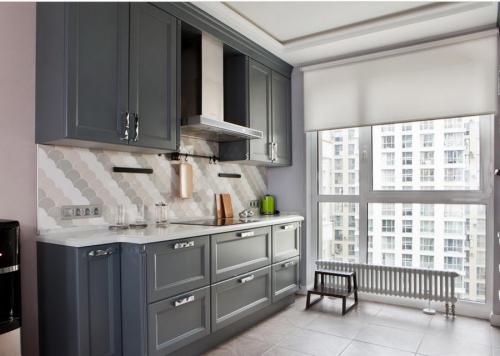 Кухня с антресолями до потолка. Когда уместно делать кухню с антресолями? 28