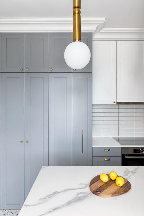 Кухня с антресолями до потолка. Когда уместно делать кухню с антресолями? 25