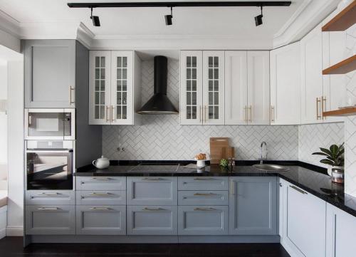 Кухня с антресолями до потолка. Когда уместно делать кухню с антресолями? 27