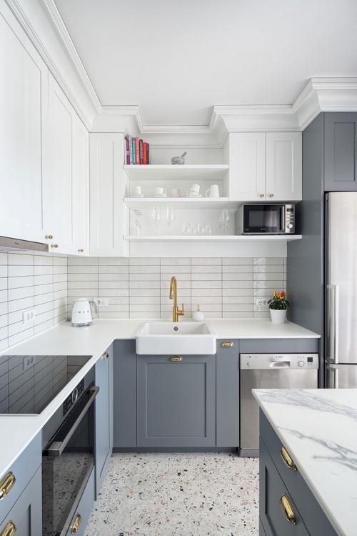 Кухня с антресолями до потолка. Когда уместно делать кухню с антресолями? 24