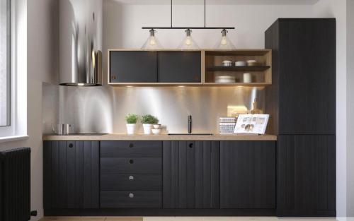 Маленькая прямая кухня с холодильником. Маленькая прямая кухня