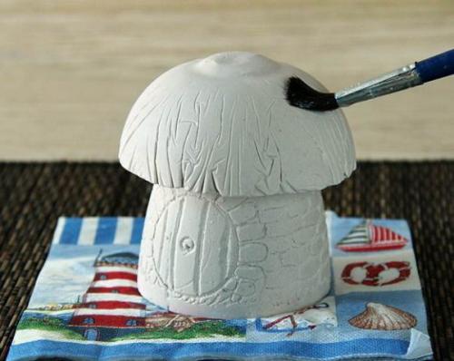 Каким лаком покрыть садовые фигурки. Покраска декоративного камня