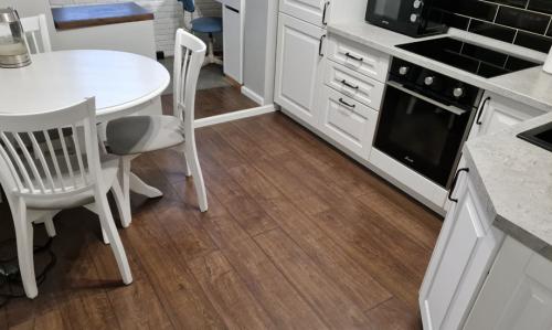 Преимущества водостойких ламинированных полов на кухню перед холодной плиткой 08