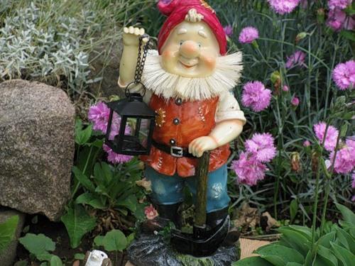 Садовые фигуры из чего лучше. Особенности использования садовых фигур.