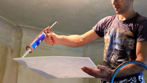 Как клеить потолочную плитку на побелку. Пошаговая технология оклеивания потолка