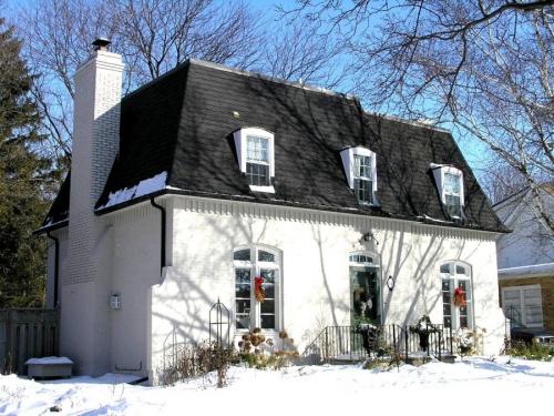 Плюсы и минусы четырехскатной крыши. Четырехскатная крыша – виды, подготовка к установке, расчет размеров и проектирование стропильной системы