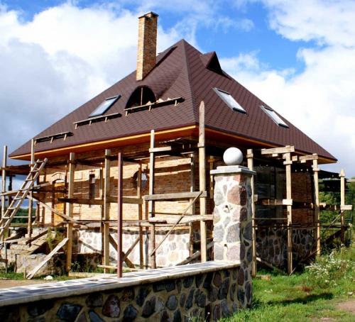 Плюсы и минусы четырехскатной крыши. Четырехскатная крыша – виды, подготовка к установке, расчет размеров и проектирование стропильной системы