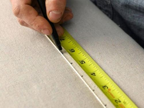 Как сделать мягкое изголовье кровати из лоскутов. Как изготовить мягкий задник кровати с рисунком из мебельных гвоздей