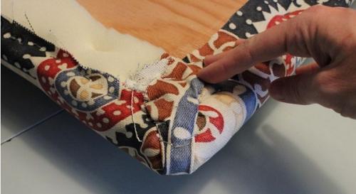 Удивительно легко: создание мягкого изголовья кровати из лоскутов 13