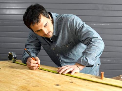 Как сделать мягкое изголовье кровати из лоскутов. Как изготовить мягкий задник кровати с рисунком из мебельных гвоздей