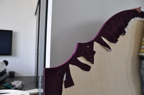 Удивительно легко: создание мягкого изголовья кровати из лоскутов 18